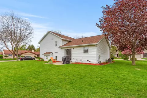 Exterior - 11 Fiesta Ct, Appleton, WI 54911 photo 3 of 20