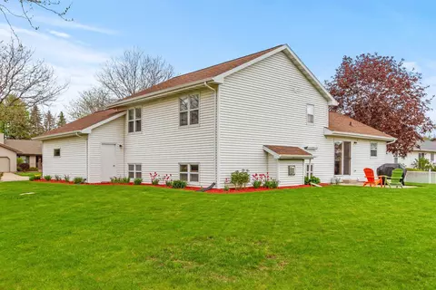 Exterior - 11 Fiesta Ct, Appleton, WI 54911 photo 7 of 20