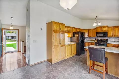 Entry Way - 11 Fiesta Ct, Appleton, WI 54911 photo 7 of 9