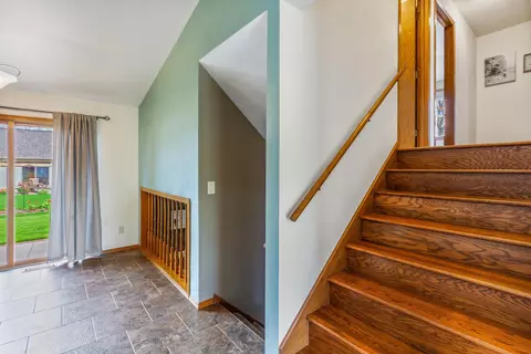 Entry Way - 11 Fiesta Ct, Appleton, WI 54911 photo 4 of 9