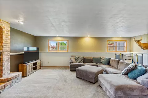 Living - 11 Fiesta Ct, Appleton, WI 54911 photo 2 of 5
