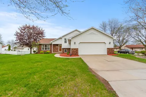 Exterior - 11 Fiesta Ct, Appleton, WI 54911 photo 13 of 20