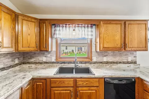 Kitchen - 11 Fiesta Ct, Appleton, WI 54911 photo 4 of 5