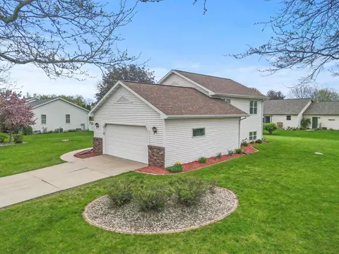 Exterior - 11 Fiesta Ct, Appleton, WI 54911 photo 11 of 20