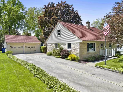 826 Bomier St, De Pere, WI 54115