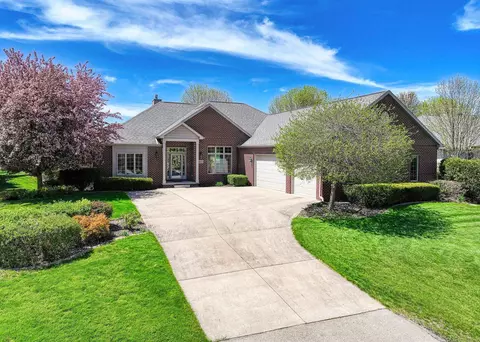8215 Golf Course Dr, Neenah, WI 54956