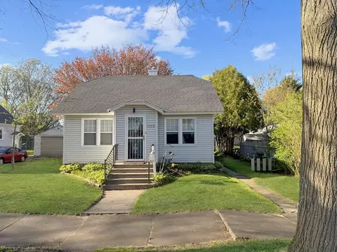 1122 W Hosmer St, Marinette, WI 54143