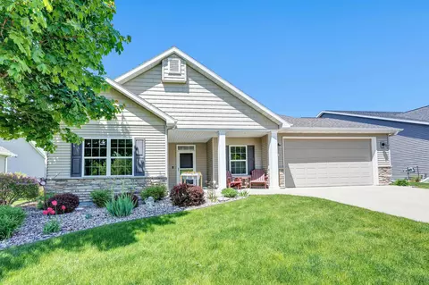 1616 Oak Hollow Ln, Neenah, WI 54956