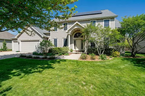 1241 Nature Trail Dr, Neenah, WI 54956