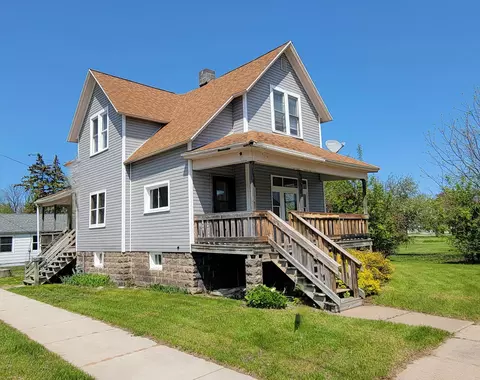 716 12th Ave, Menominee, MI 49858