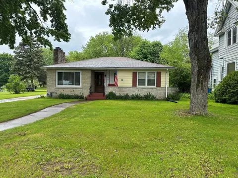 609 N Main St, Marion, WI 54950