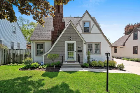 828 Allouez Ter, Allouez, WI 54301