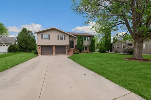 137 Hillock Ct, Appleton, WI 54914