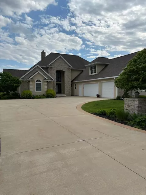 974 Country Club Ln, Fond Du Lac, WI 54935