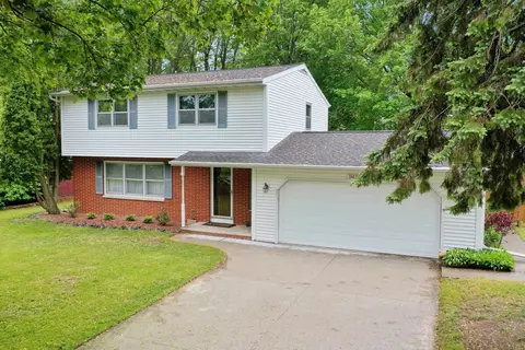 949 Myrtle Ln, Green Bay, WI 54304