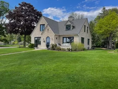 806 Memorial Dr, Sturgeon Bay, WI 54235