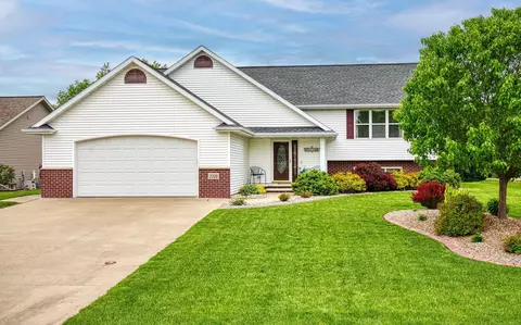 2326 Deer Prairie Dr, Neenah, WI 54956