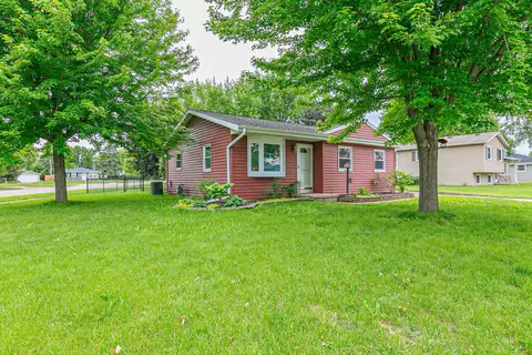 1093 Honeysuckle Ln, Neenah, WI 54956