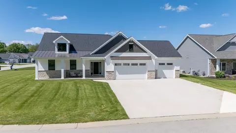 2074 Big Bend Dr, Neenah, WI 54956