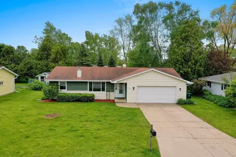 2449 Warbler Dr, Green Bay, WI 54303