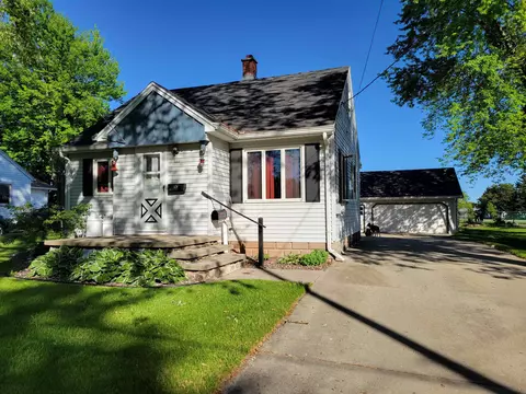 221 Darboy Rd, Combined Locks, WI 54113