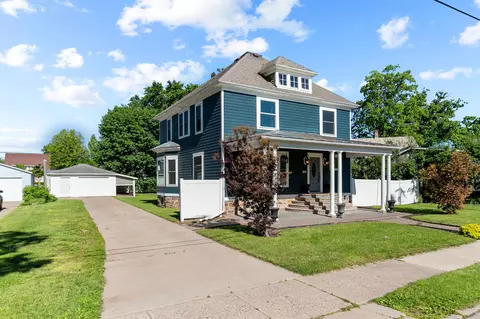 318 5th St, Waupaca, WI 54981