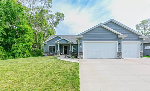 1058 Hillwood Run Dr, Oshkosh, WI 54901