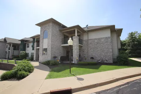 450 N Silverbrook Dr #202, West Bend, WI 53090