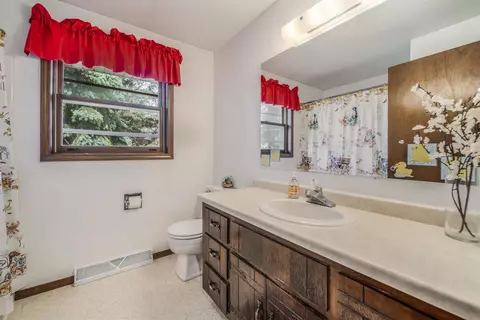 Bath - 2424 S Horizon Dr, Appleton, WI 54915 photo 1 of 1
