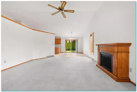 Living - 3020 W Glenpark Dr, Appleton, WI 54914 photo 2 of 5