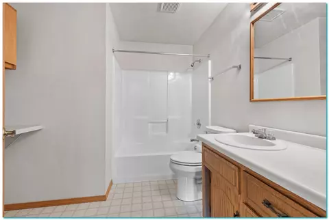 Bath - 3020 W Glenpark Dr, Appleton, WI 54914 photo 2 of 2