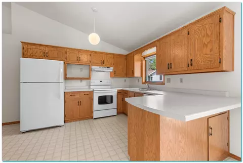 Kitchen - 3020 W Glenpark Dr, Appleton, WI 54914 photo 1 of 2