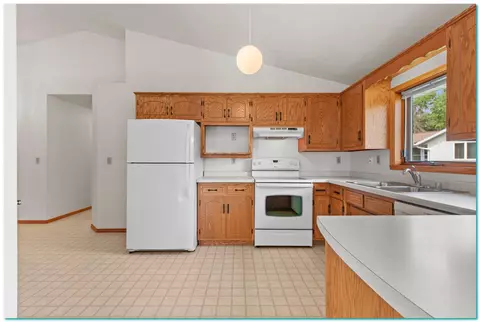 Kitchen - 3020 W Glenpark Dr, Appleton, WI 54914 photo 2 of 2
