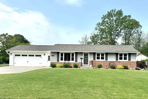 3242 Meadow Cir, Green Bay, WI 54311