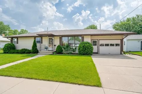 105 Daniel Ct, Combined Locks, WI 54113