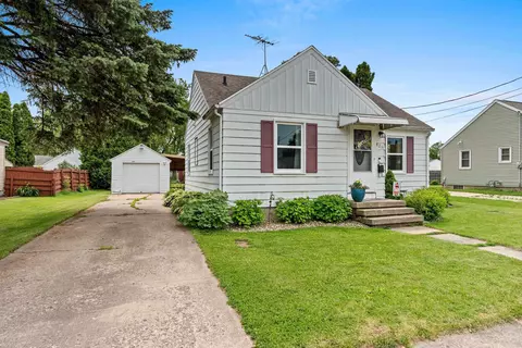 825 9th St, Menasha, WI 54952
