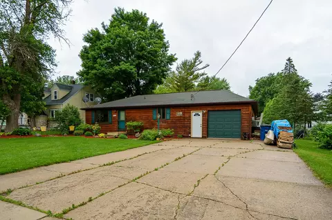 215 Lincoln St, Pulaski, WI 54162