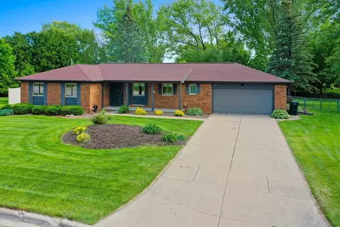 2753 Shade Tree Ln, Green Bay, WI 54313