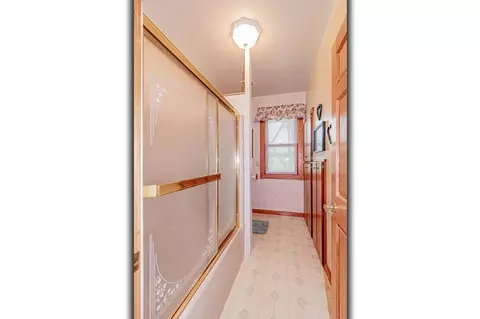 Bath - w4458 Rock Road, Appleton, WI 54913 photo 2 of 5