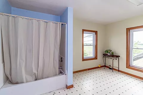 Bath - w4458 Rock Road, Appleton, WI 54913 photo 5 of 5