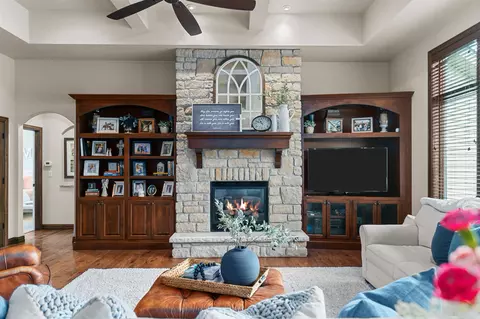 Living - 5520 N Summerland Dr, Appleton, WI 54913 photo 3 of 3