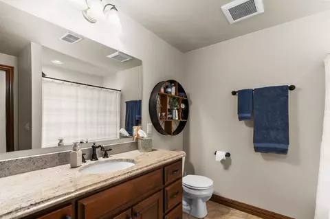 Bath - 5520 N Summerland Dr, Appleton, WI 54913 photo 4 of 5