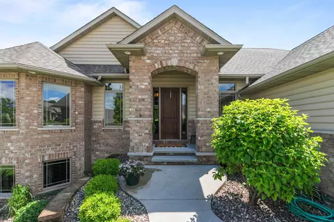 Exterior - 5520 N Summerland Dr, Appleton, WI 54913 photo 3 of 6