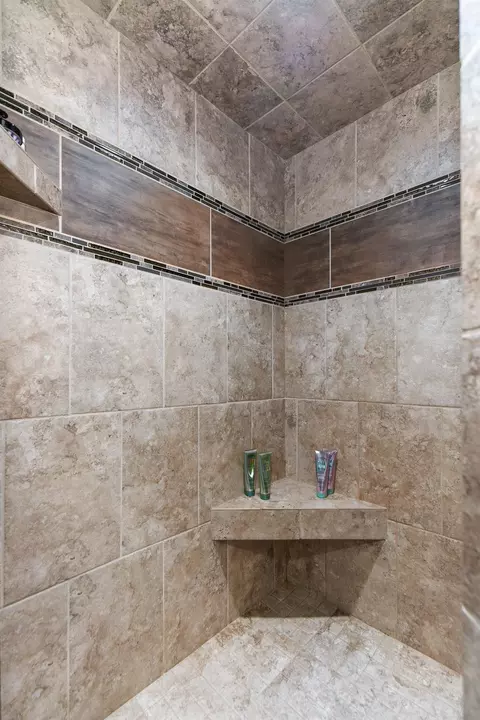 Bath - 5520 N Summerland Dr, Appleton, WI 54913 photo 2 of 5