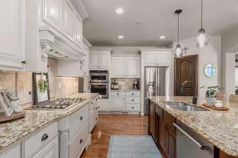 Kitchen - 5520 N Summerland Dr, Appleton, WI 54913 photo 3 of 5