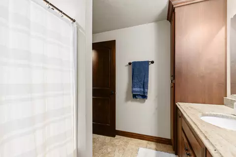 Bath - 5520 N Summerland Dr, Appleton, WI 54913 photo 5 of 5