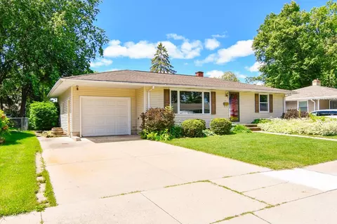 1067 Raleigh St, Green Bay, WI 54304