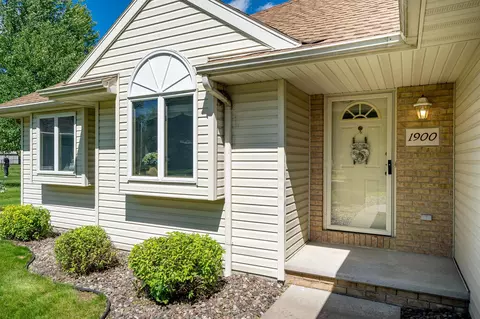 Exterior - 1900 S Carriage Ln, Appleton, WI 54914 photo 3 of 9
