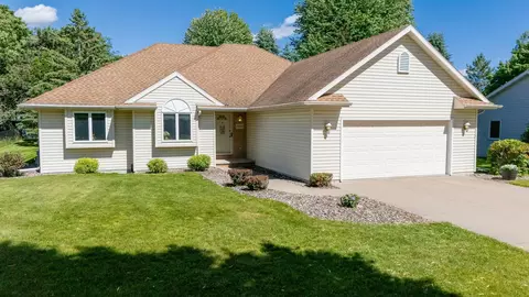 Exterior - 1900 S Carriage Ln, Appleton, WI 54914 photo 2 of 9