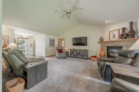 Living - 1900 S Carriage Ln, Appleton, WI 54914 photo 3 of 4